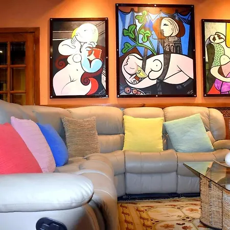 Spacious With Private Pool In